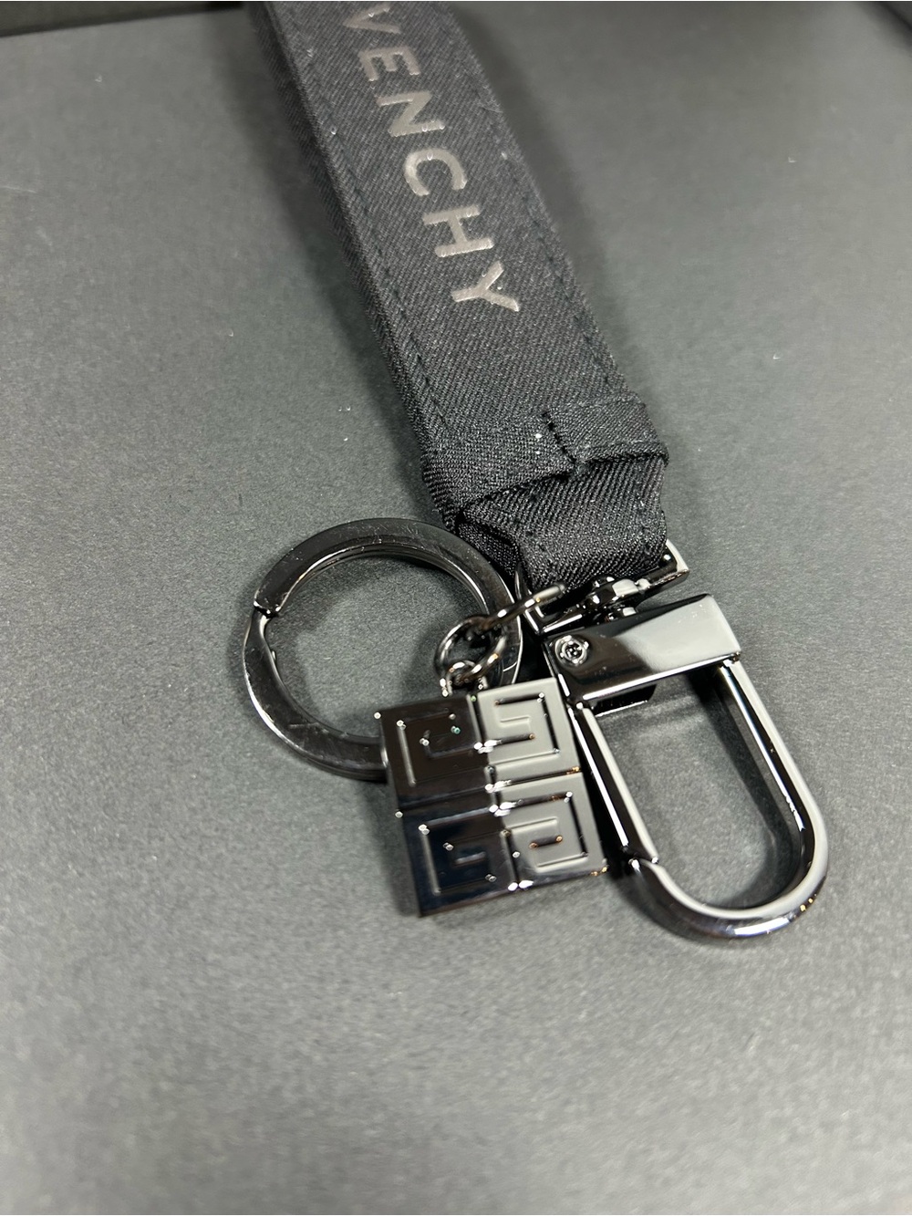 Givechy Gift Keychain - Picture 6 of 8